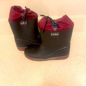 Women’s L.L bean size 9 winter weather proof boots black& red